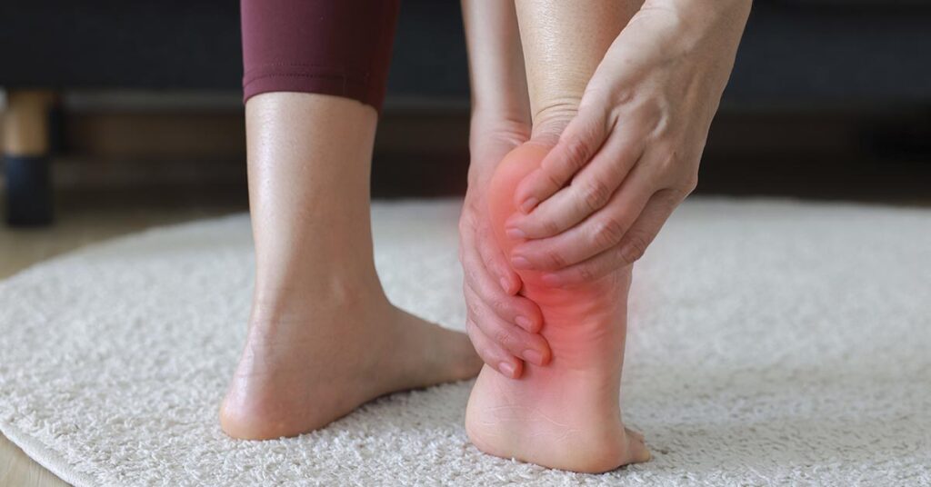 Sintomas de fascite plantar: dor no calcanhar e sola do pé